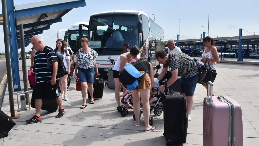 Imagen de un grupo de turistas en el Aeropuerto de Reus. Foto: A.G.