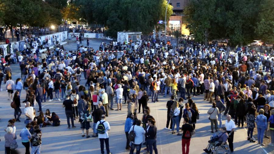 Pla general del pati de l'Institut Antoni de Martí i Franquès de Tarragona, amb més d'un miler de persones custodiant el centre mentre es fa el recompte de vots. Foto: ACN