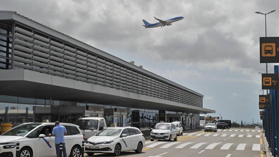 El Aeroport de Reus tiene restricciones de horarios para poder operar. FOTO: Alfredo González