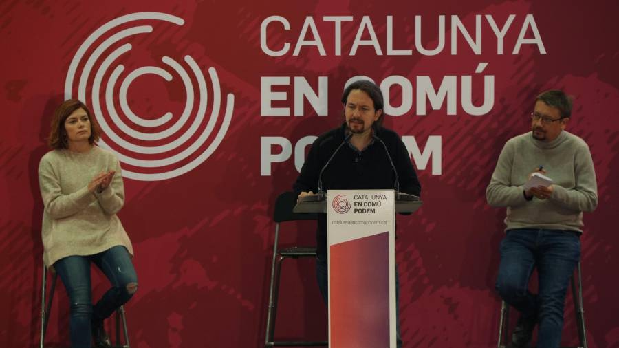 Els caps de llista dels comuns el 21-D, Elisenda Alamany i Xavier Domènech, aplaudeixen el dirigent de Podemos. FOTO: ACN