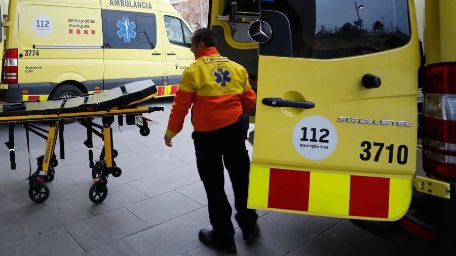 El hombre fue evacuado en ambulancia hasta el Hospital Joan XXIII esta tarde de viernes. FOTO: Pere Ferré/DT