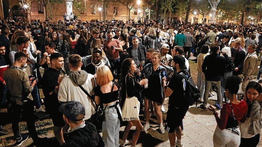 Reunión en el Passeig Lluís Companys de Barcelona, el sábado por la noche. FOTO: EFE