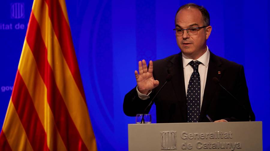El conseller de Presidencia y portavoz de la Generalitat, Jordi Turull, durante la habitual rueda de prensa después de la reunión semanal del gobierno catalán en la que ha asegurado que el Govern está absolutamente cohesionado. FOTO: EFE