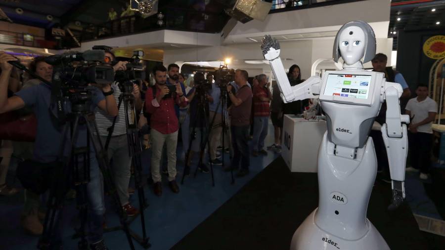 ADA, la primera robot humanoide que llega a España. FOTO: EFE