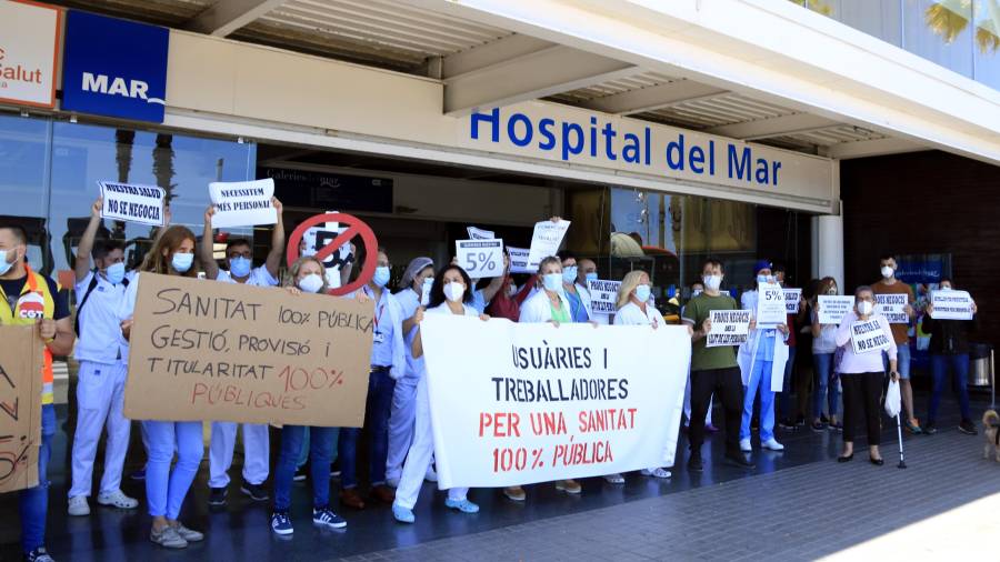 Imagen de la concentración convocada por el colectivo 'Sanitàries en lluita' ante el Hospital del Mar. Foto: ACN