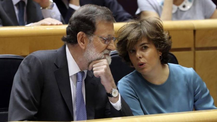 El presidente del Gobierno, Mariano Rajoy y la vicepresidenta, Soraya Sáenz de Santamaría. FOTO: EFE
