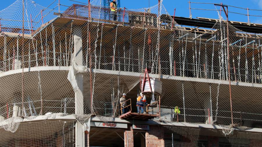 Operarios trabajando en una obra. FOTO: ACN