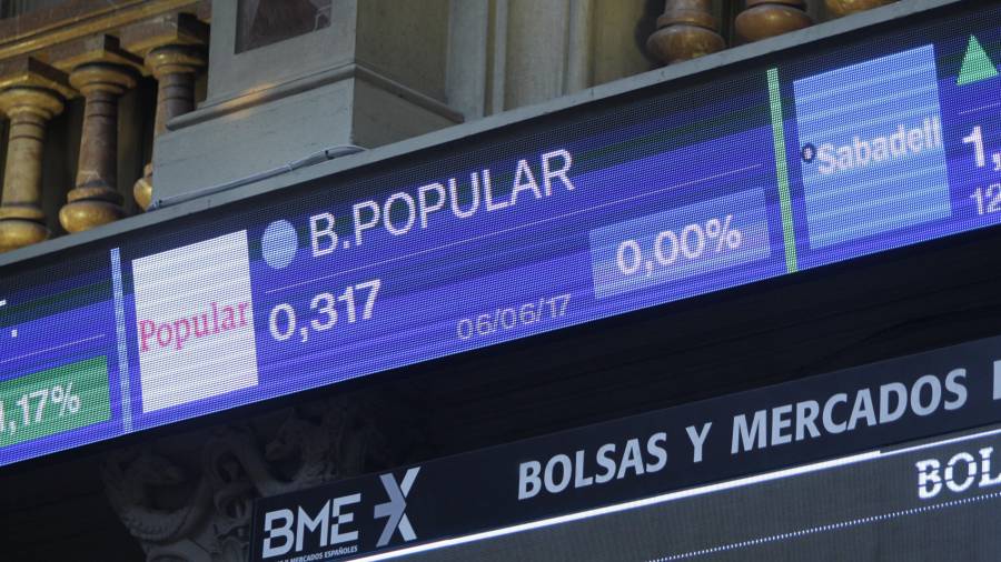 Panel informativo de la Bolsa de Madrid, el día en que el Santander compró al Popular. Foto: EFE