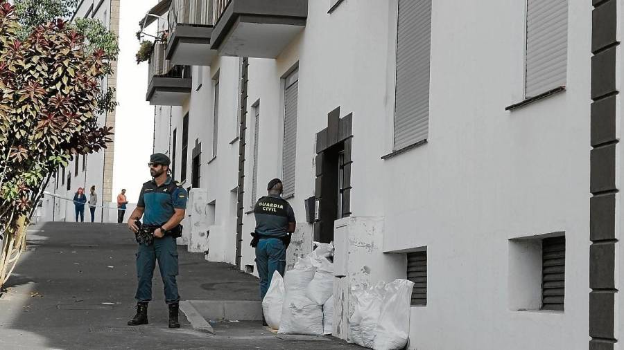Agentes de la Guardia Civil ante el domicilio de la mujer asesinada. FOTO: EFE