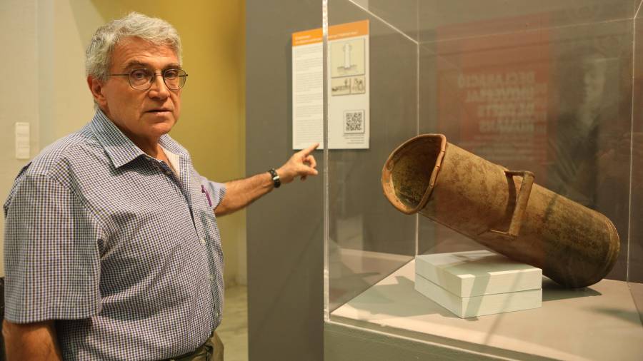 El museòleg Jaume Massó, tot assenyalant un batiscopi o telescopi d’aigua. FOTO: Alba Mariné