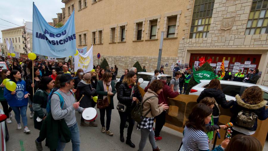 La protesta ha sigut molt sorollosa, amb tambors, càntics i una traca. Foto: Joan Revillas