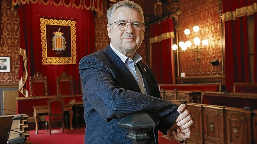 El alcalde de Tarragona, Pau Ricomà, hace unos días en el salón de plenos del Ayuntamiento, escenario donde deberían aprobarse las cuentas municipales. Foto: Pere Ferré