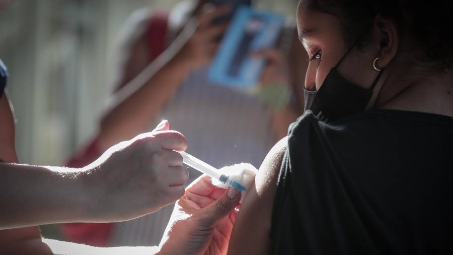Una persona recibe un pinchazo de la vacuna. FOTO: EFE