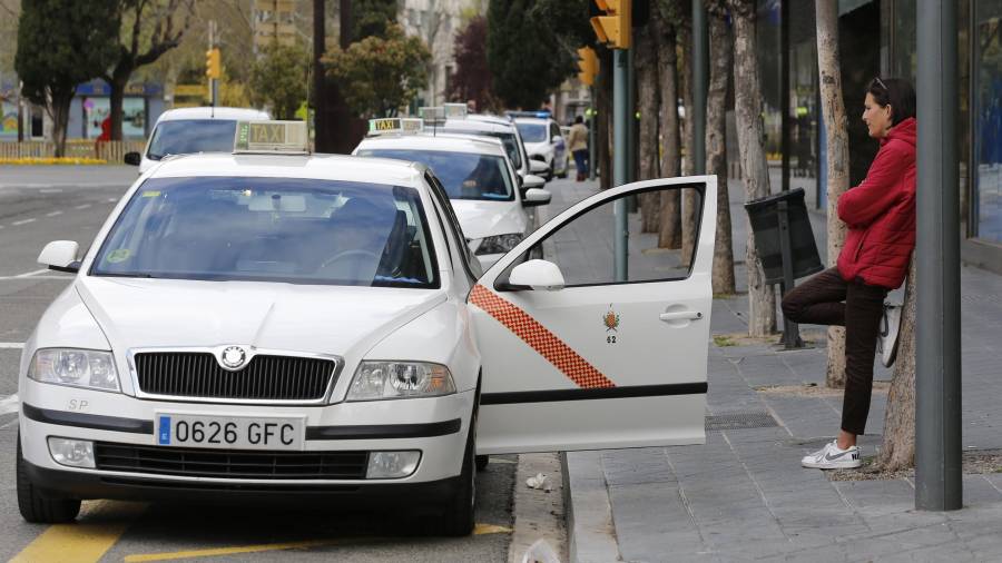 El sector del taxi ha registrado una reducción muy importante de su actividad en las últimas semanas. FOTO: Pere Ferré