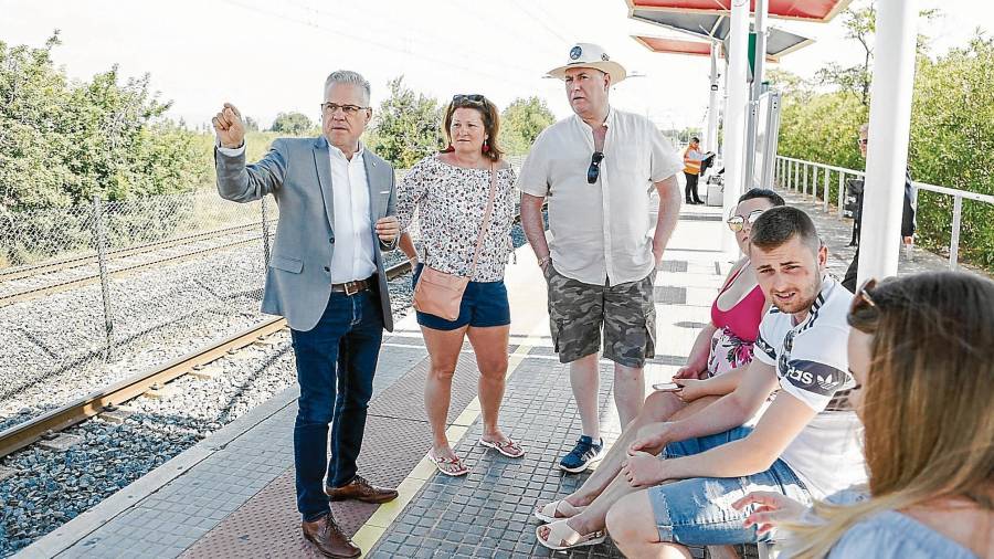 El alcalde de Salou, Pere Granados, conversando con un grupo de turistas en el apeadero ferroviario de PortAventura. FOTO: alba mariné