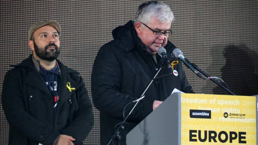 El vicepresident d'Òmnium, Marcel Mauri, i el vicepresident de l'ANC, Agustí Alcoberro, durant els parlaments a la manifestació de Brussel·les el 7-D. FOTO.ACN