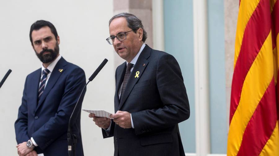 Imagen de archivo de la declaración institucional de Quim Torra acompañado del presidente del Parlament, Roger Torrent. FOTO: EFE