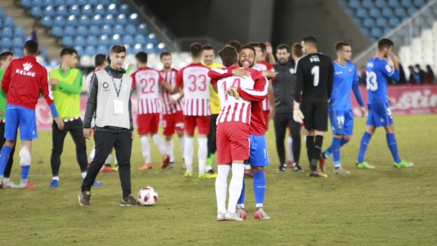 Ledes y Luis Rioja se abrazan tras el final del partido. Foto: La Voz de Almería