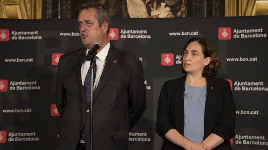 El conseller de Interior, Joaquim Forn (i), en presencia de la alcaldesa de Barcelona, Ada Colau (d), hace declaraciones a los medios. Foto: EFE