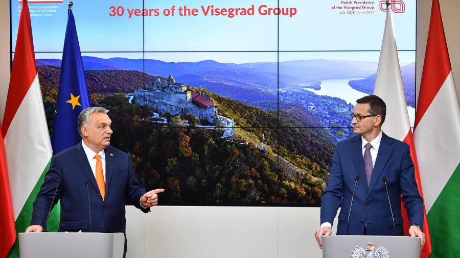 El primer ministro de Hungría, Viktor Orban, y el de Polonia, Mateusz Morawiecki, durante una reunión de la Unión Europea el pasado 10 de diciembre en Bruselas. FOTO: EFE