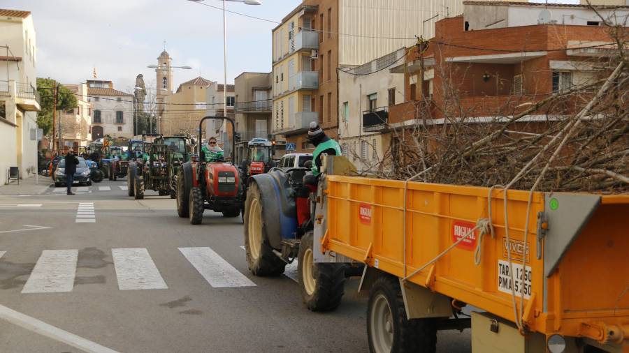 Diversos tractors sortint del Morell cap a Tarragona en la tractorada convocada per reclamar mesures per la crisi al sector. FOTO: ACN
