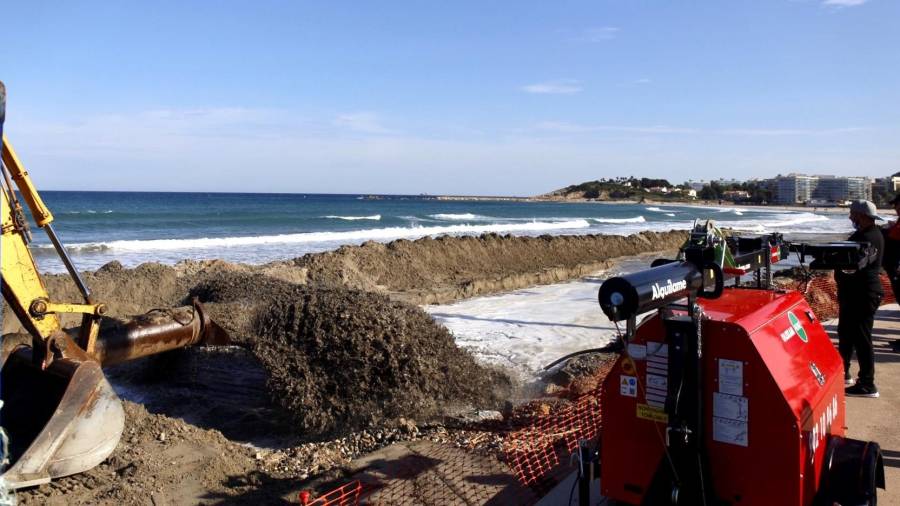 L'arena del fons marí es expulsat al costat del passeig i una màquina l'escampa per recuperar l'amplada de la platja. FOTO: Aj.Vila-seca