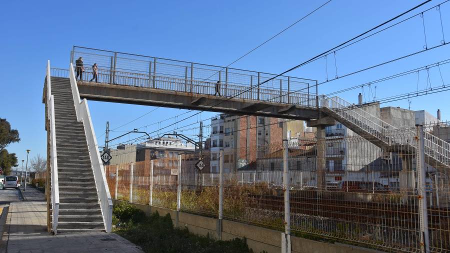 La passarel·la metàl·lica de les vies del tren de Torredembarra necessiten una millora.