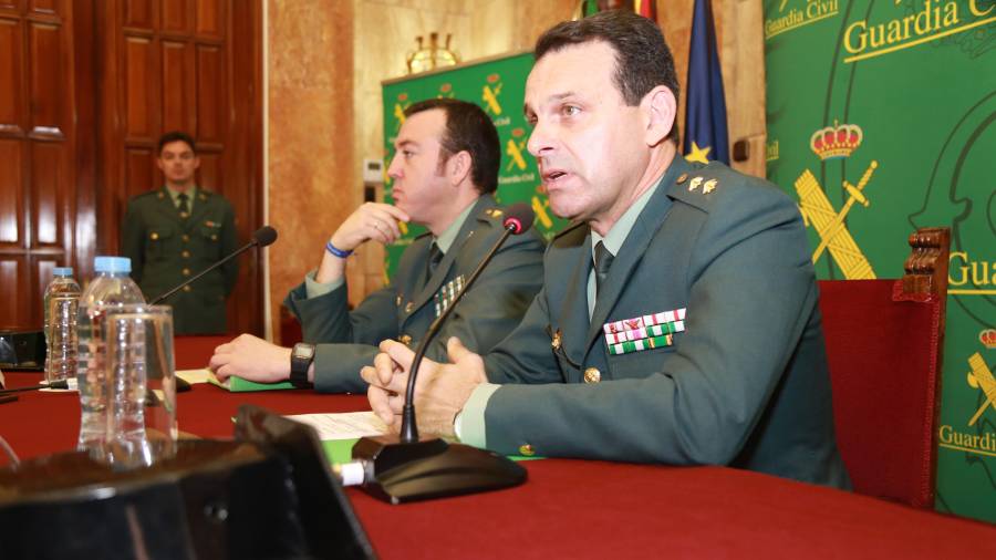 El teniente coronel de la Guardia Civil de Almería, José Hernández Mosquera (d), y el comandante de la UCO, Jesús Reina, dando ayer explicaciones del caso. FOTO: pepe torres/efe