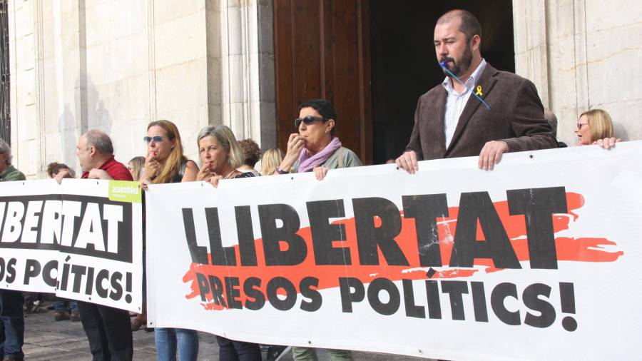 Concentración convocada ante el Ayuntamiento de Tarragona por la sentencia del proceso, con el portavoz del equipo de gobierno, Xavier Puig. Foto: ACN