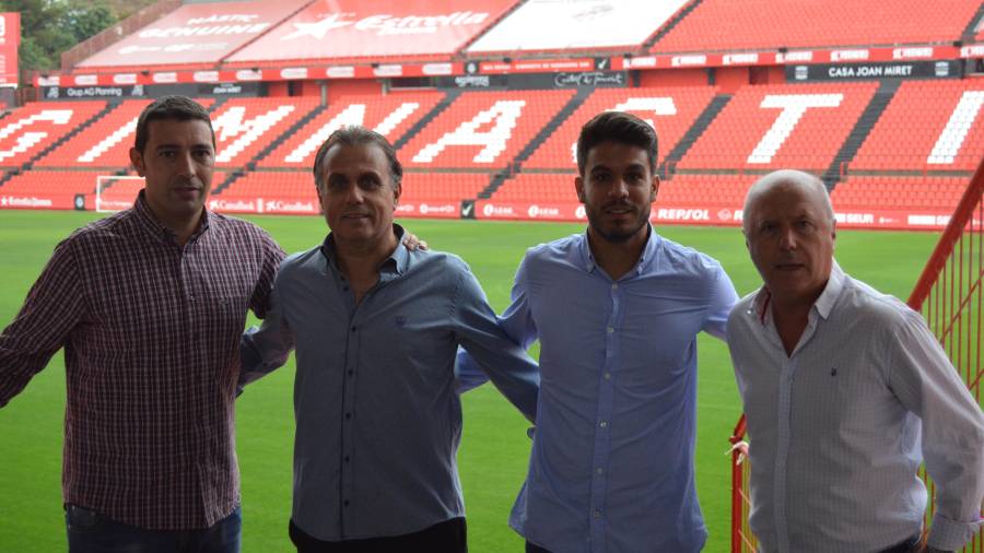 José Luis Deus, responsable del fútbol base del Nàstic, junto con Josep y Eric Bartra, presidente y director deportivo del CF Base Marc Bartra
