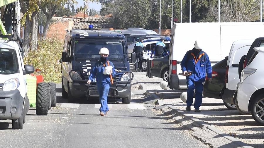 Imagen de la operación contra el fraude eléctrico que tuvo lugar en Mas Pellicer hace cinco meses. FOTO: A. G.