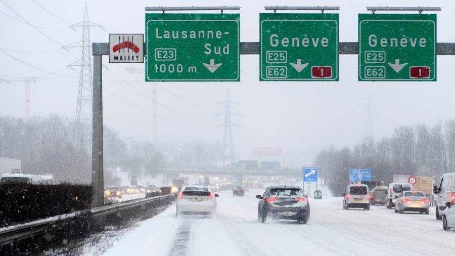 En Suiza, las autopistas siguen funcionando a pesar de la nieve. EFE