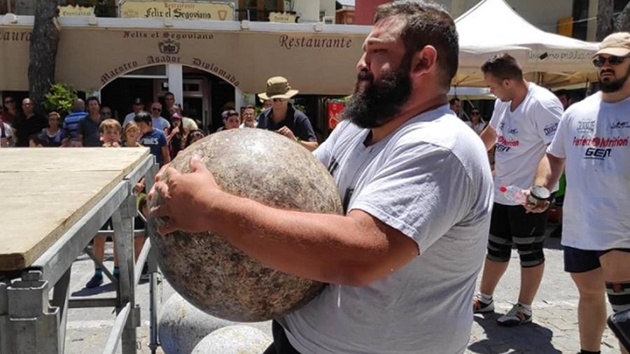 Joan Ferrer, levantando una piedra de 130 kg. FOTO: cedida