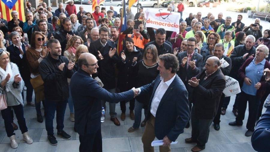 El alcalde de Oliana (Lleida), Miquel Sala (d), junto al alcalde de Pont de Suert (Lleida), José Antonio Troguet (i), a su llegada a los juzgados de la Seu d'Urgell (Lleida). FOTO: EFE
