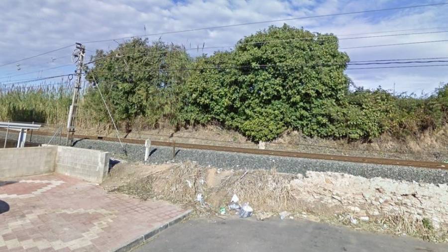 En este punto de la vía del tren avistaron a cuatro personas y a una furgoneta recogiendo cableado. FOTO: Google