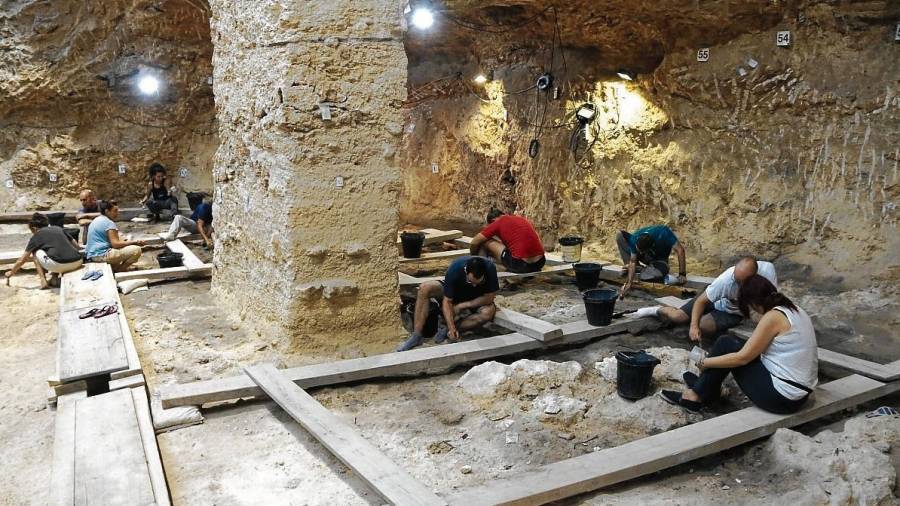 Un grup d’arqueòlegs excavant a l’Abric Romaní de Capellades. FOTO: mar martí