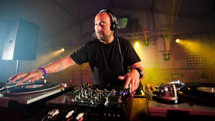 El DJ flixense Juan Queija a los platos. FOTO: DT