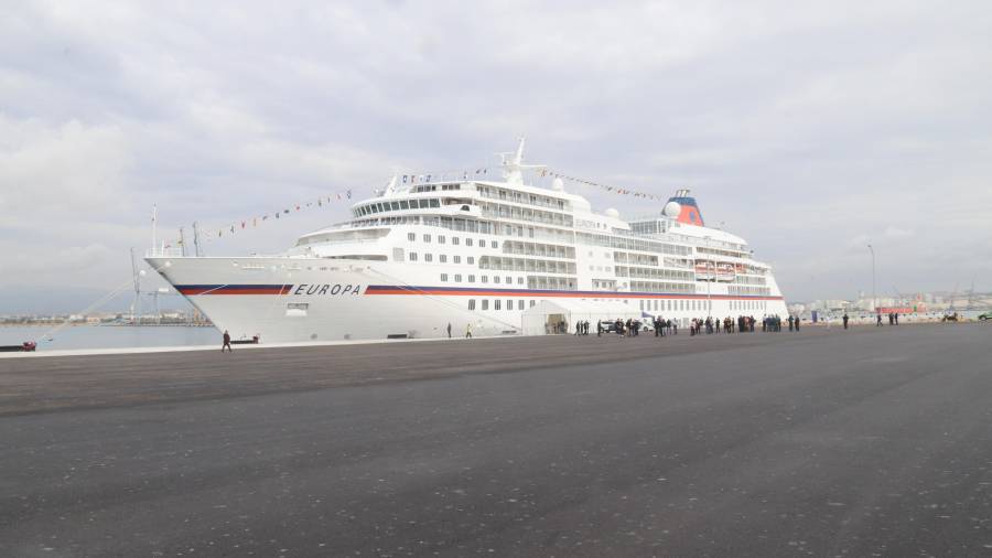El crucero Europa, el primero que ha hecho escala en el nuevo Moll de Balears del Port de Tarragona. ACN