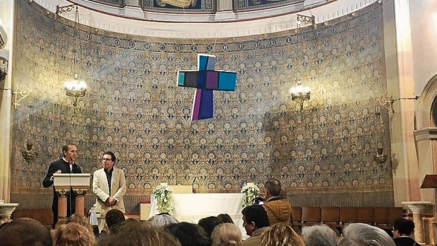 L’artista Miquel Paton explicant l’obra a l’altar de la parròquia Sant Eugeni I, Papa, de Barcelona, aquesta setmana. FOTO: Cedida
