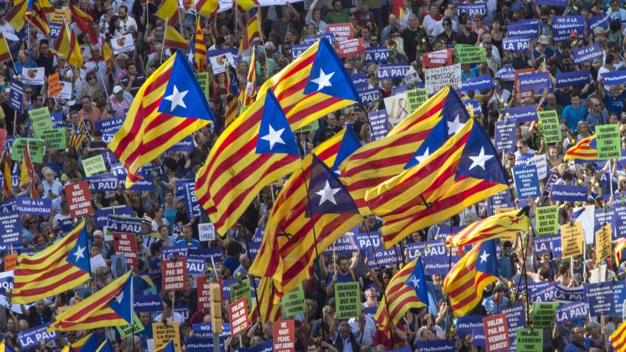 Asistentes a la polémica manifestación del sábado en Barcelona ondean estelades. Foto: EFE
