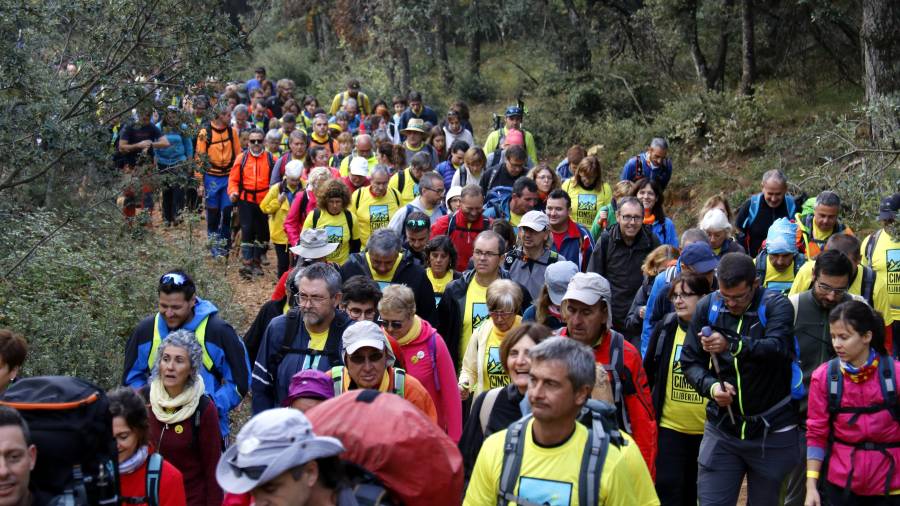 Pla mitjà on es pot veure una multitud de persones participant en l'ascens al Tossal de les Torretes, dins la iniciativa dels Cims per la Llibertat, el 13 d'octubre de 2018.