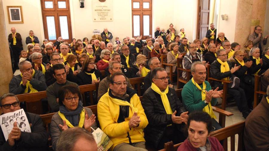 Los integrantes del grupo 'Avis i Àvies per la llibertat de Reus' han asistido al pleno de Reus. Foto: Alfredo González