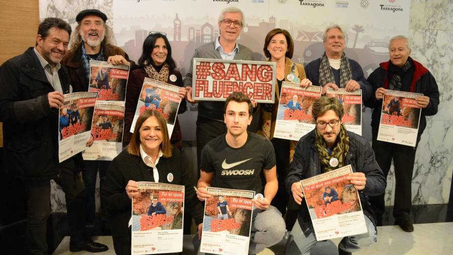 Foto de familia de la presentación de la campaña en Tarragona, ayer, presidida por el alcalde Josep Fèlix Ballesteros. FOTO: cedida