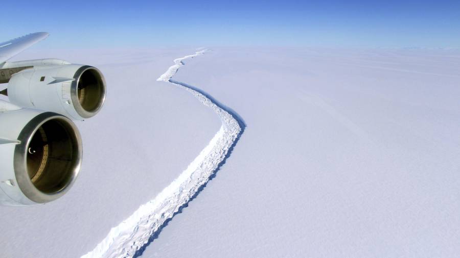 La grieta en el segmento Larsen C, en la Antártida, se ha desprendido totalmente. Foto: efe