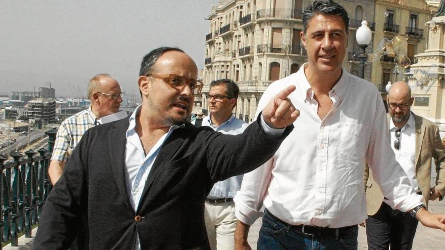 Alejandro Fernández, Con Xavier Garcia Albiol, en una imagen en el Balcó del Mediterrani. FOTO: ACN