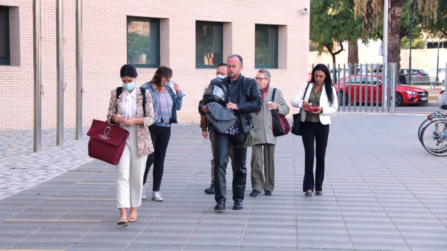 Els membres de la plataforma d'afectats Aplaca entrant a la Ciutat de la Justícia de Castelló amb els seus advocats. ACN