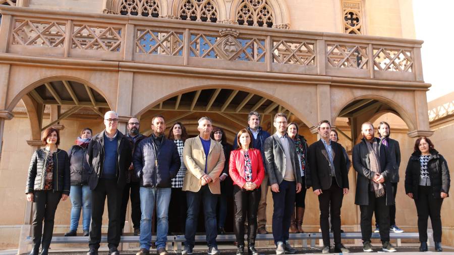 Imagen de todos los miembros del gobierno frente al Castell de Vila-seca. ACN