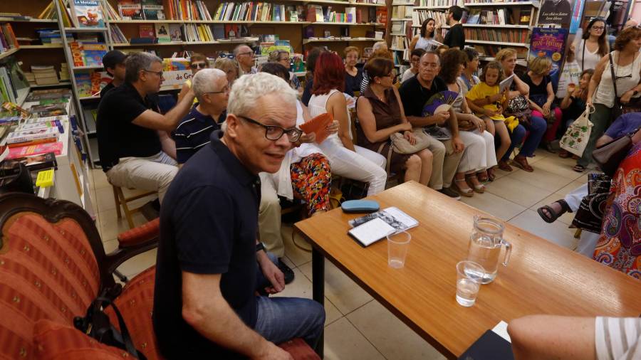 Joan Cavallé presenta a la Llibreria de la Rambla l'últim llibre. PERE FEERRE
