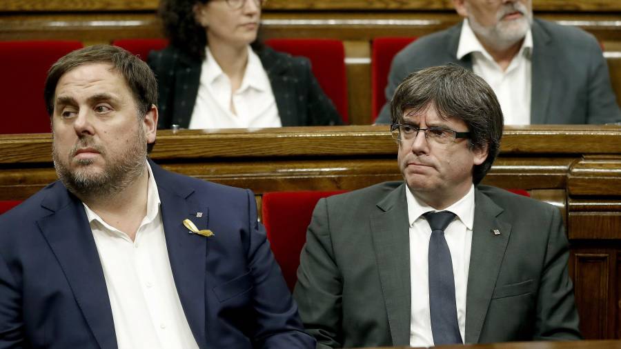 Oriol Junqueras (izquierda) y el presidente de la Generalitat, Carles Puigdemont. FOTO: EFE