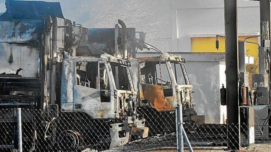 El fuego ocurió la madrugada del 9 de febrero y quemó nueve vehículos de las instalaciones de FCC. FOTO: Alfredo González/DT
